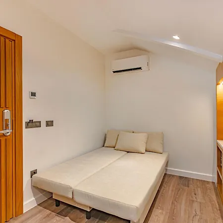 Dulcet Hotel *