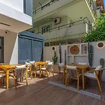 Dulcet Hotel *