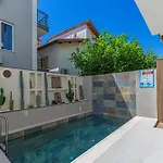 Dulcet Hotel *